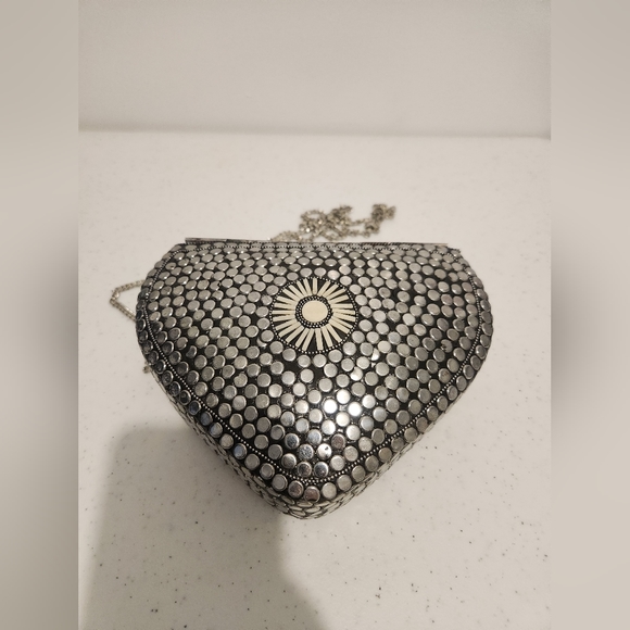 Metal Heart Shape Clutch Crossbody - Picture 4 of 4